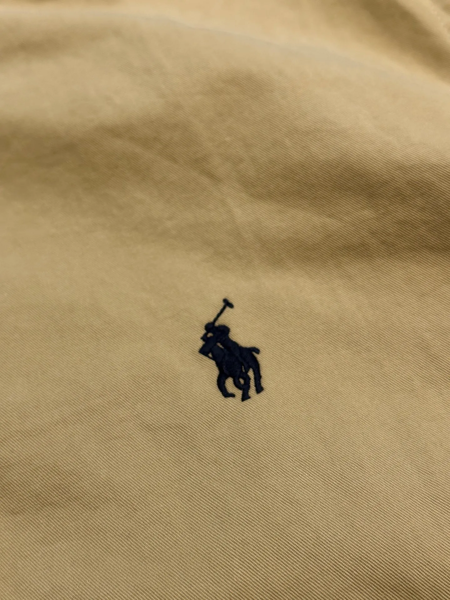🅿️560 Ralph Lauren embroidered zipper jacket is made of custom-made fine cotton twill elegant fabric, with khaki as the background color, and exquisite pony logo embellishment, bringing an atmosphere of freedom and vitality, injecting the soul charm of the brand.  Using imported machine embroidery technology, advanced computer control systems and precision mechanical components are used to achieve the iconic pony embroidery operation.  The template machine opens the bag, and the preset template guides the position, shape and size of the bag. The accuracy ensures the quality of the bag opening effect. Infrared positioning cutting machine. The infrared transmitter and infrared receiver are used to achieve precise positioning of the material, and the accuracy can reach the micron level, thereby meeting the effect of high-precision cutting of plaid alignment.  size：s m l xl